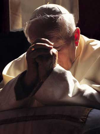 24 Papa Ratzinger in preghiera